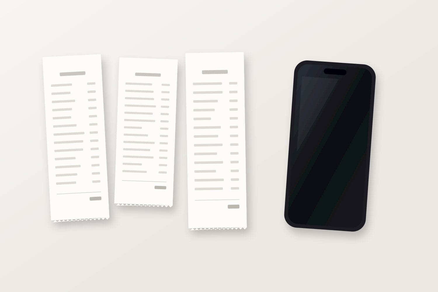 Tres recibos de papel planos en fila sobre un escritorio claro junto a un iPhone con la pantalla apagada