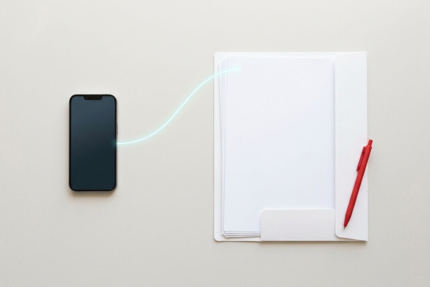 Un iPhone à l'écran sombre à côté d'un dossier blanc ouvert rempli de papiers sur un bureau clair, reliés par une fine ligne cyan